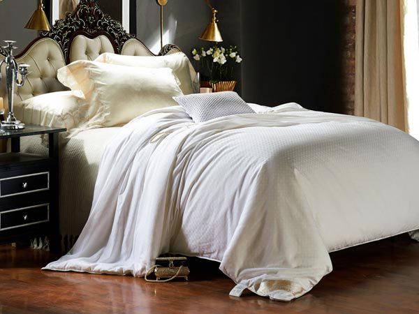 蠶絲為什么冬暖夏涼？